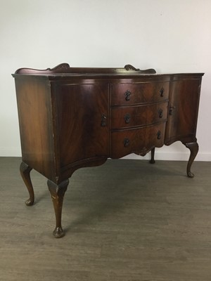 Lot 211 - A MAHOGANY SERPENTINE FRONT SIDEBOARD