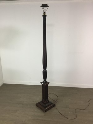 Lot 215 - A MAHOGANY STANDARD LAMP