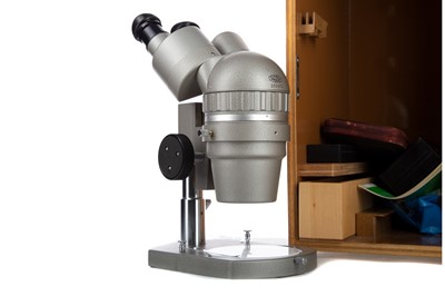 Lot 622 - AN OLYMPUS MODEL SZ-III ZOOM STEREO MICROSCOPE ALONG WITH A BLOOD COUNTING KIT