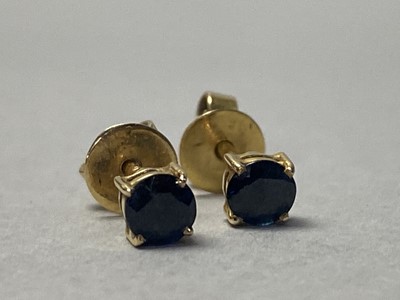 Lot 120 - A SAPPHIRE DRESS RING AND EAR STUDS
