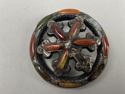 Lot 110A - A SCOTTISH AGATE SET BROOCH ANOTHER AND A SCARF RING