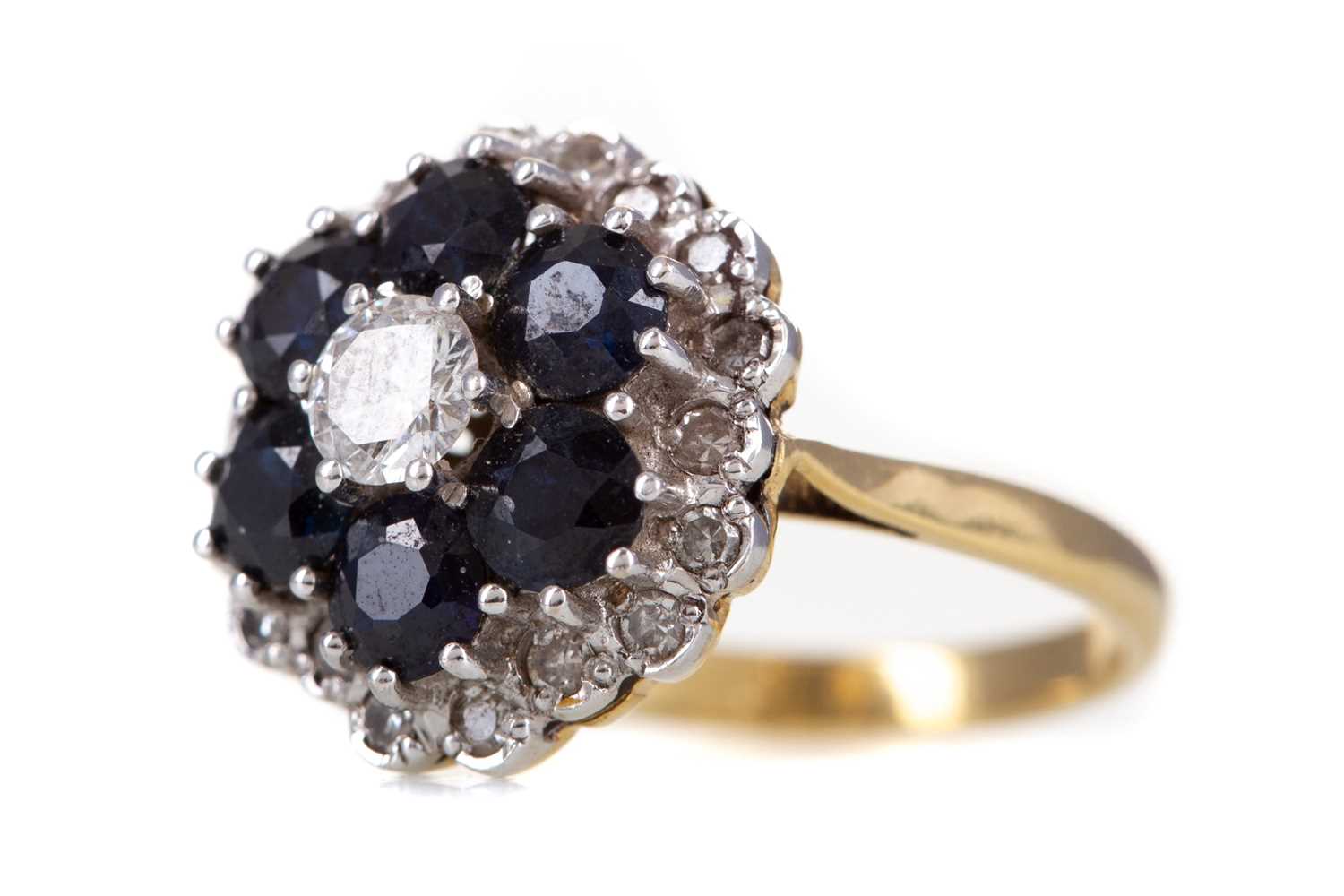 Lot 513 - A SAPPHIRE AND DIAMOND RING