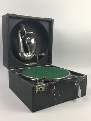 Lot 271 - A DECCA WIND UP GRAMOPHONE AND RECORDS