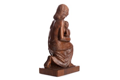 Lot 198 - MOTHER & CHILD, A WOOD CARVING BY SCOTT SUTHERLAND