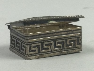 Lot 391 - A CONTINENTAL SILVER PILL BOX, SILVER AND MOTHER OF PEARL FRUIT KNIFE AND OTHER ITEMS