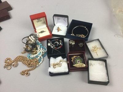 Lot 80 - A GROUP OF COSTUME JEWELLERY