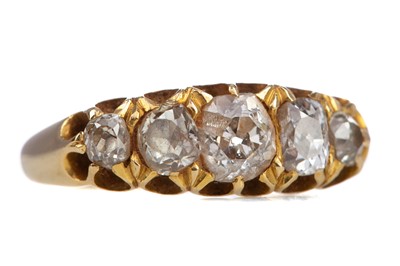 Lot 573 - A DIAMOND FIVE STONE RING