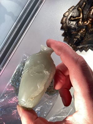 Lot 1050 - A CHINESE PALE CELADON JADE SNUFF BOTTLE