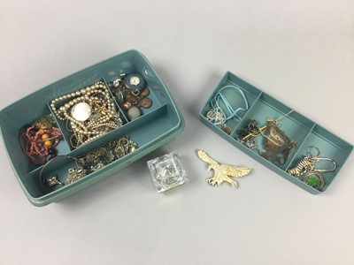 Lot 101 - A GROUP OF COSTUME JEWELLERY
