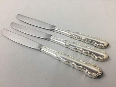 Lot 432 - A LOT OF PLATED CUTLERY, TABLE APPOINTMENTS AND SPOONS