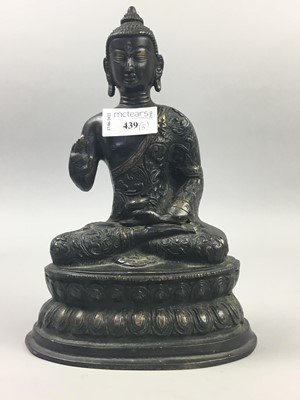 Lot 439 - A BRONZE FIGURE OF A SEATED BUDDAH AND OTHER FIGURES