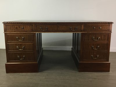 Lot 498 - AN EARLY 20TH CENTURY MAHOGANY PEDESTAL WRITING DESK