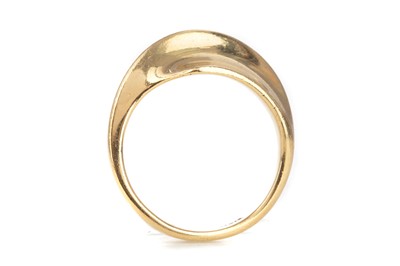 Lot 1115 - A CONTEMPORARY GOLD RING