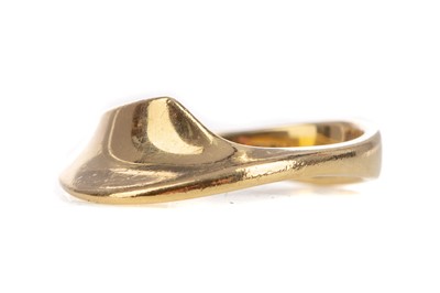 Lot 1115 - A CONTEMPORARY GOLD RING