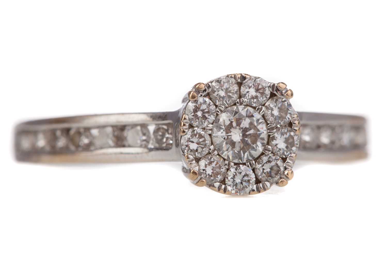 Lot 1122 - A DIAMOND CLUSTER RING