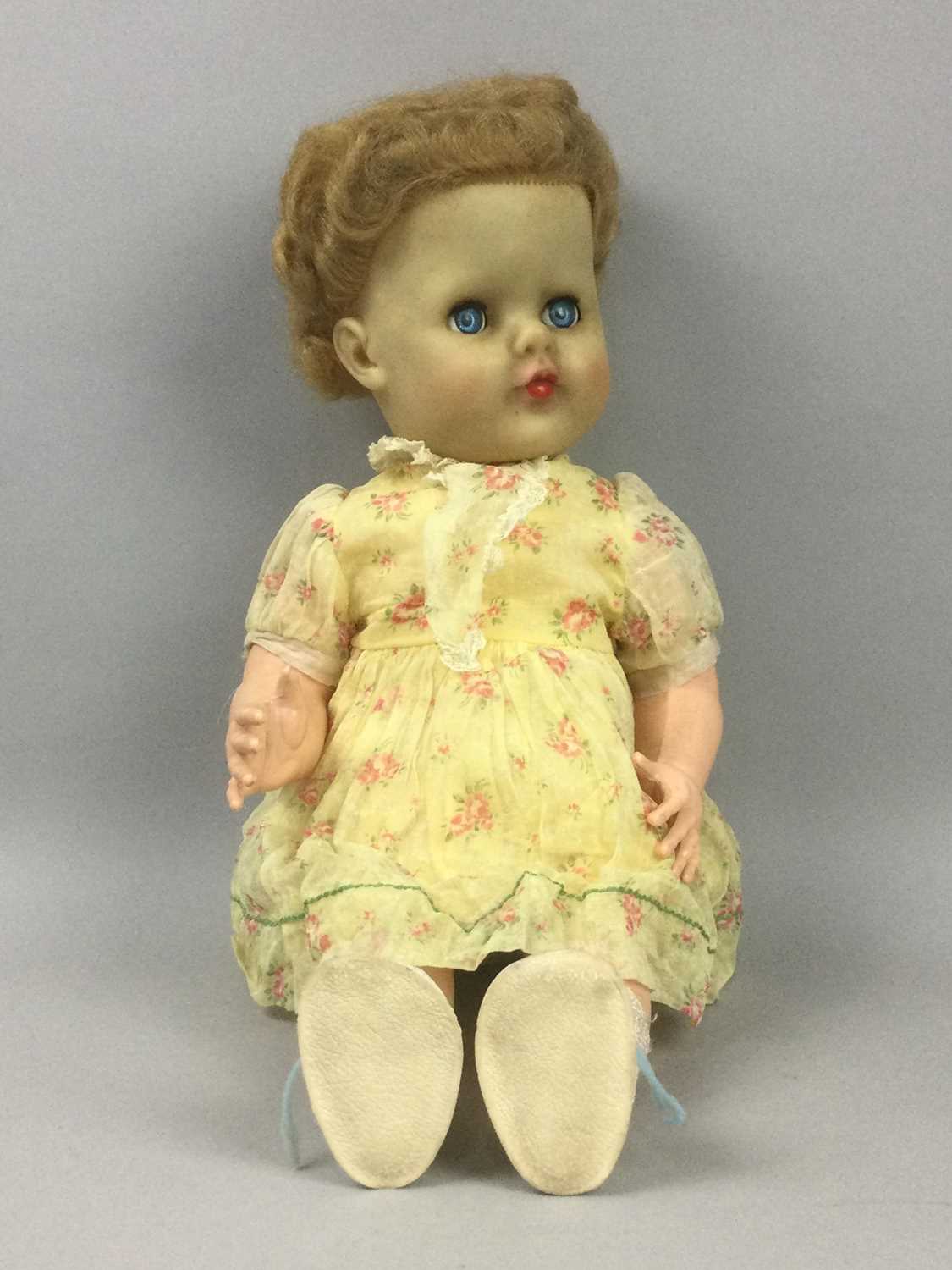 Lot 44 - A SCHUCO 'TRICKY' CAT, A TEDDY BEAR AND A GROUP OF DOLLS