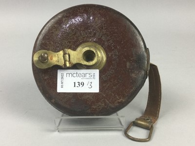 Lot 139 - A VINTAGE MEASURING TAPE, SPIRIT LEVEL AND BRASS BOUND PEN BOX