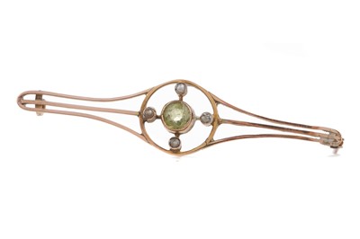 Lot 1125 - A PERIDOT AND SEED PEARL BROOCH
