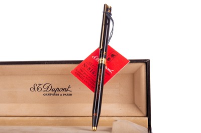 Lot 5 - A CHINESE LACQUERED BALLPOINT PEN BY S. T. DUPONT