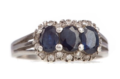 Lot 687 - A SAPPHIRE RING