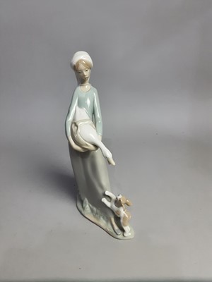 Lot 263 - A LLADRO FIGURE OF A FEMALE WITH GOOSE
