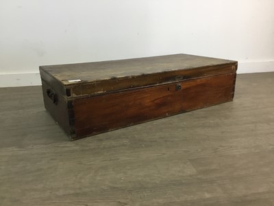 Lot 130 - A VINTAGE TOOLBOX AND TOOLS