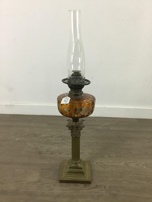 Lot 285 - A VICTORIAN BRASS CORINTHIAN PILLAR OIL LAMP