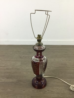 Lot 289 - A CRYSTAL AND CRANBERRY GLASS TABLE LAMP