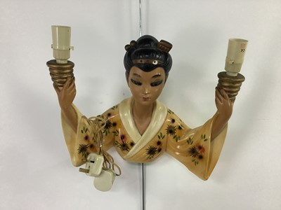 Lot 256 - A RETRO WALL MOUNTING GEISHA LAMP ALONG WITH A LARGE CHINESE STYLE VASE