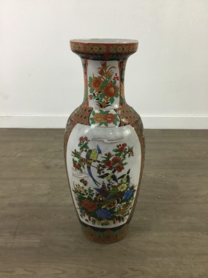 Lot 256 - A RETRO WALL MOUNTING GEISHA LAMP ALONG WITH A LARGE CHINESE STYLE VASE