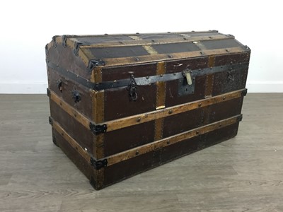 Lot 242 - AN EARLY 20TH CENTURY DOMED-TOP TRAVEL TRUNK