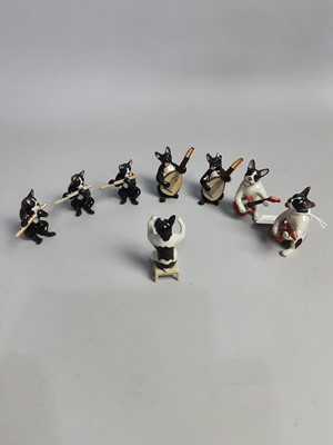 Lot 154 - A CERAMIC DOG BAND AND OTHER FIGURES