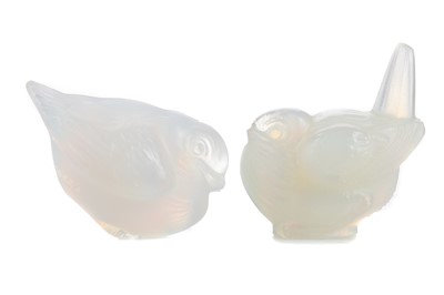 Lot 283 - A PAIR OF SABINO OPALESCENT GLASS WRENS