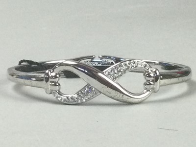 Lot 119 - A GROUP OF COSTUME JEWELLERY