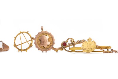 Lot 1138 - A GOLD CAMEO BROOCH AND OTHER ITEMS