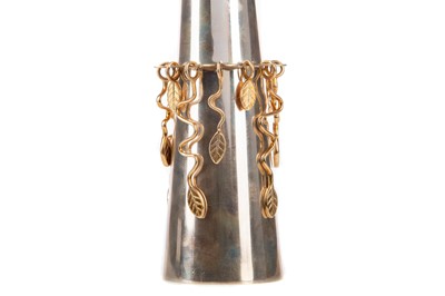 Lot 2 - A CONTEMPORARY SILVER AND PARCEL GILT CHAMPAGNE FLUTE