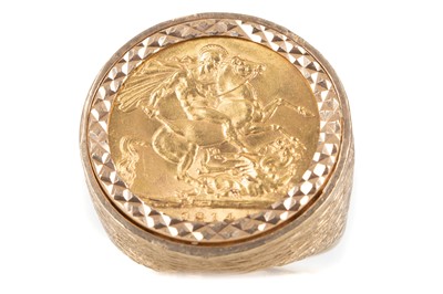 Lot 6 - A GEORGE V GOLD SOVEREIGN RING DATED 1914