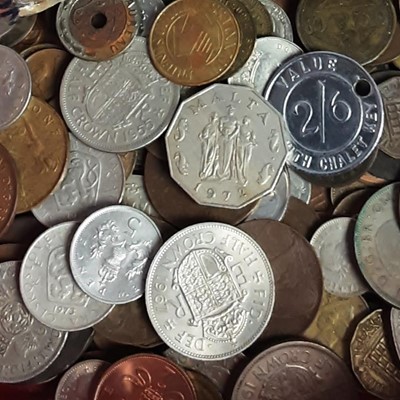 Lot 194 - A GROUP OF GB AND INTERNATIONAL COINS