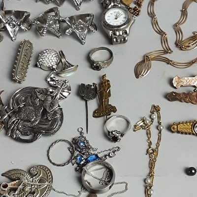 Lot 253 - A GROUP OF VICTORIAN AND LATER JEWELLERY