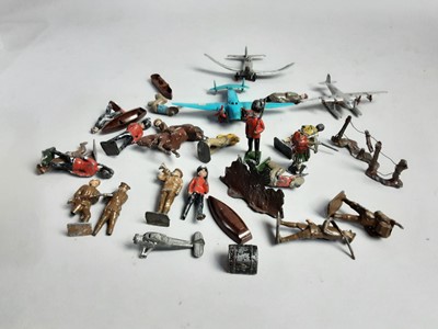 Lot 398 - A SMALL GROUP OF LEAD SOLDIERS