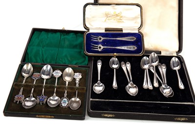 Lot 54 - A SET OF ELEVEN GEORGE V SILVER TEASPOONS AND FURTHER FLATWARE