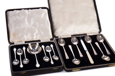 Lot 55 - A SET OF SIX GEORGE V SILVER GRAPEFRUIT SPOONS WITH STEEL KNIFE AND A SET OF COFFEE SPOONS