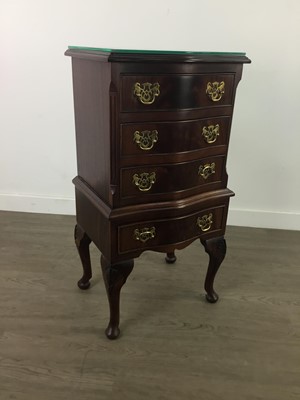 Lot 341 - A MAHOGANY REPRODUCTION CHEST OF DRAWERS