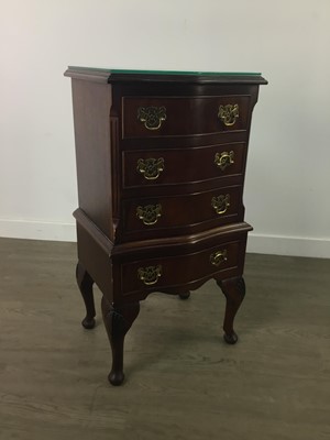 Lot 346 - A MAHOGANY REPRODUCTION CHEST OF DRAWERS
