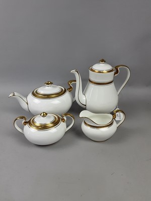 Lot 427 - AN AYNSLEY 'ELIZABETH' PATTERN PART DINNER SERVICE