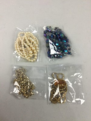 Lot 382 - A GROUP OF COSTUME JEWELLERY