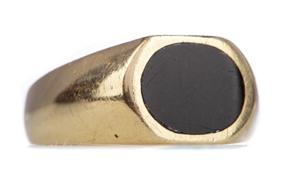 Lot 1236 - A GOLD SIGNET RING