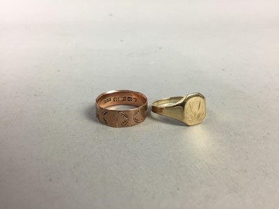 Lot 435 - A NINE CARAT GOLD SIGNET RING AND A WEDDING BAND