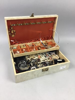 Lot 439 - A COLLECTION OF COSTUME JEWELLERY
