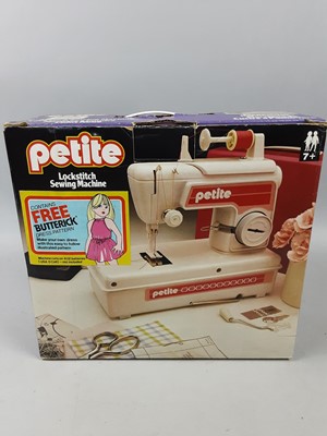 Lot 495 - A COLLECTION OF VINTAGE TOYS AND GAMES